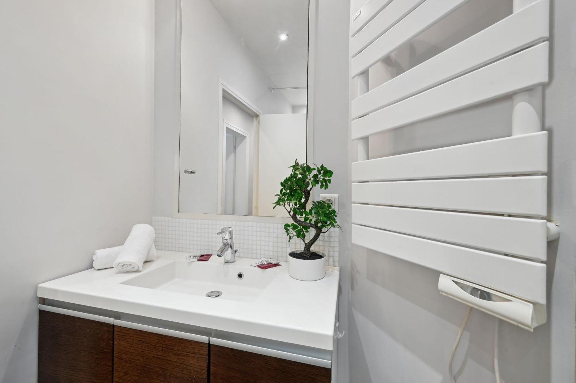 Champs-Elysees & Arc De Triomphe - Cityapartmentstay Париж Экстерьер фото